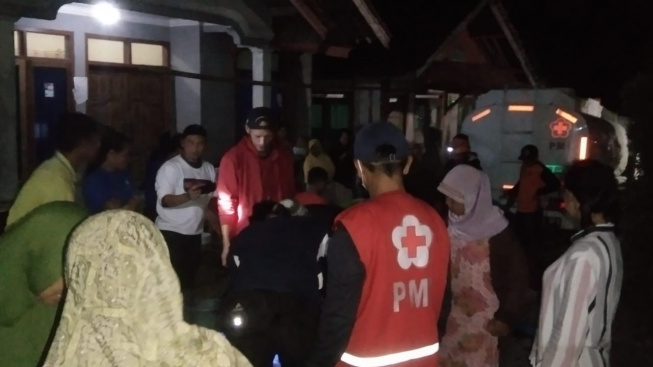 Warga Banjarnegara Rela Menunggu Hingga Malam Demi Dapatkan Air Bersih