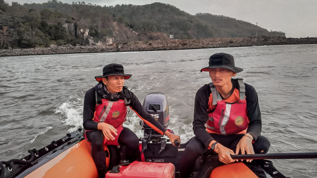 Perahu Dihantam Ombak Pantai Logending Kebumen saat Pulang Cari Ubur-ubur, Satu Nelayan Hilang
