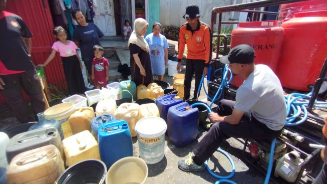 Warga Kecamatan Kalibening Krisis Air Bersih, Satgas PGRI Banjarnegara Bergerak Beri Bantuan