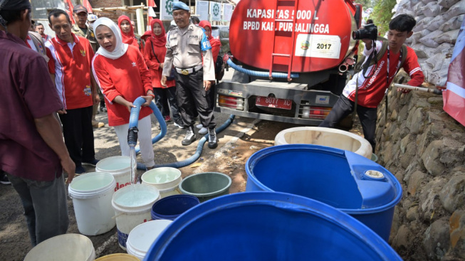 Atasi Kekeringan di Purbalingga, Bupati Tiwi Ikut Salurkan Air Bersih