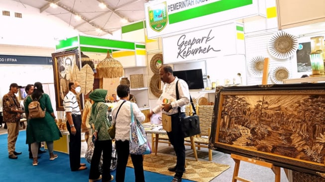 Potensi Geopark Kebumen Dipamerkan di TEI, dari Kerajinan Jenitri hingga Lukisan Pelepah Pisang