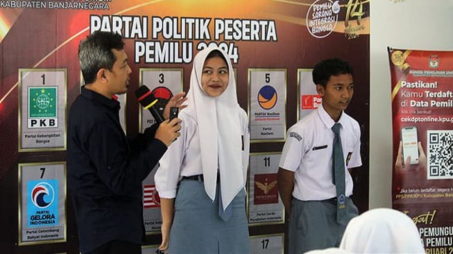 Ratusan Siswa SMK Panca Bhakti Banjarnegara Sambangi Kantor KPU