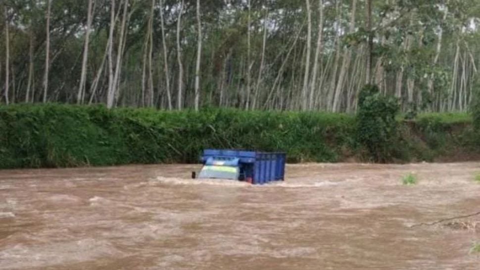 Banjir Air Bah Di Sungai Lembu Banyuwangi, Satu Truk Terbawa Arus ...