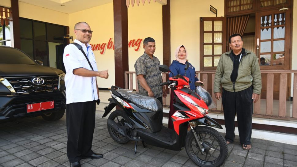 Dapat Hadiah Sepeda Motor Baru, Suprihadi Buruh Serabutan Asal Kebumen ...