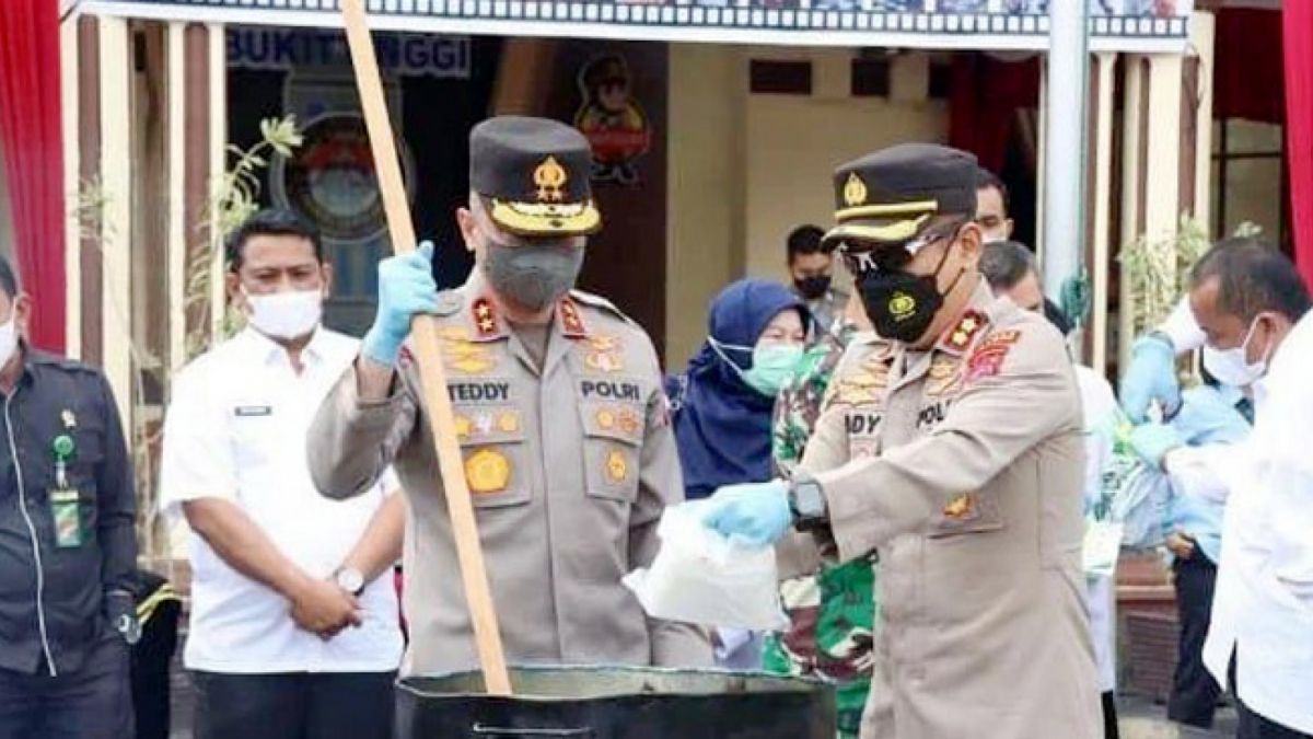 Ilustrasi - Teddy Minahasa dan Doddy Prawiranegara saat memusnahkan barbuk Sabu di Mapolres Bukittinggi. [Dok. Humas Polda Sumbar]