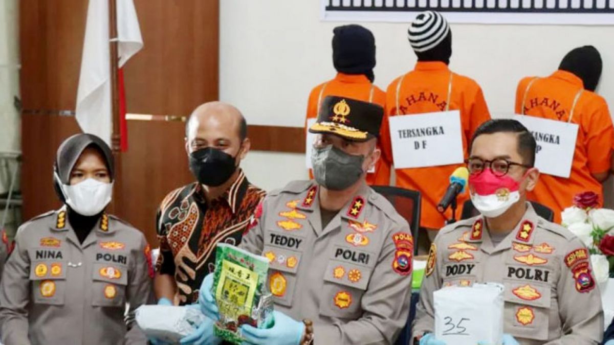 Dody Prawiranegara saat bersama Teddy Minahasa dalam konferensi pers pengungkapan kasus Sabu 41,4 kilogram di Bukittinggi. [Dok. Humas Polres Bukittinggi]