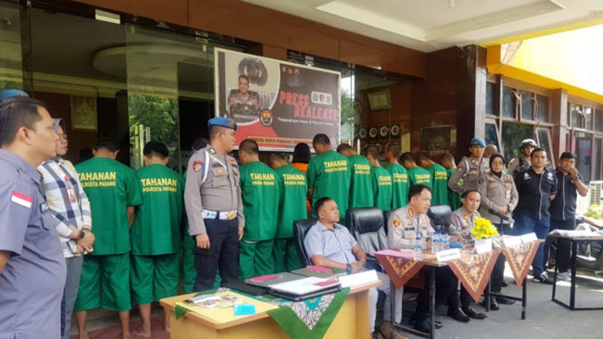 Konferensi pers terkait pengungkapan kasus curanmor di Mapolresta Padang. [Dok. Polresta Padang]