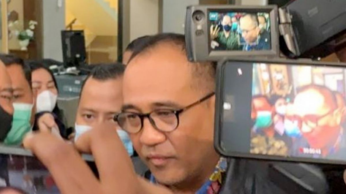 Pegawai pajak Kementerian Keuangan, Rafael Alun Trisambodo diperiksa KPK selama delapan jam di Jakarta Selatan, Rabu (1/3/2023). [Suara.com/Yaumal]