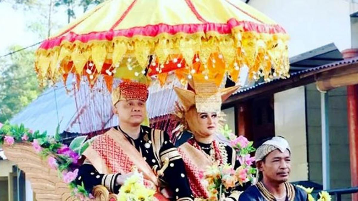 Merthy Kushandayani bersama suaminya Teddy Minahasa. [Instagram @istanobasapagaruyung]