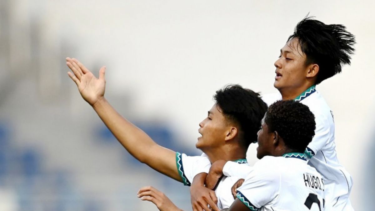 Pemain Timnas U-20 Indonesia Hokky Caraka (kiri) melakukan selebrasi usai berhasil mencetak gol ke gawang Timnas U-20 Suriah. [ANTARA FOTO/Sigid Kurniawan/nz]