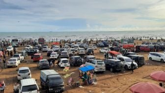 Objek Wisata Pantai Air Manis Padang Dipadati Pengunjung pada H+3 Lebaran