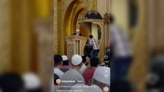 Berteriak-teriak dan Rampas Mic di Mimbar,Seorang Perempuan Diamankan saat Khatib Khotbah Jumat di Masjid Raya Mujahidin Pontianak