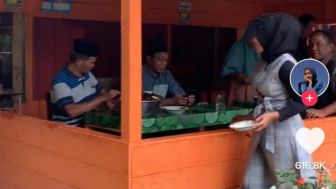 Lucu! Rombongan Keluarga Ini Berhenti di Sebuah Rumah yang Dikira Warung, Namun Ternyata Lagi Acara Makan Keluarga