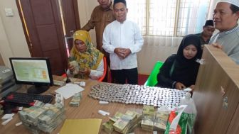 Kumpulkan Uang Receh Hasil Jualan Siomay, Pasangan Suami Istri Asal Aceh Ini Daftar Haji