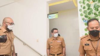 Kembali Masuk Kerja Usai Cuti, Mata Ridwan Kamil Jadi Sorotan Warganet