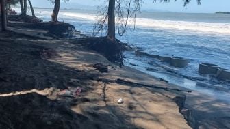 BMKG Prediksi Pesisir Pantai Padang Dilanda Gelombang Tinggi Hingga 2 Hari ke Depan