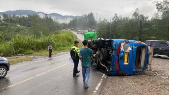 Diduga Jalan Lincin, Bus Jasa Malindo Rebah Kuda di Jalan Solok-Padang