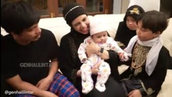 Terharu, Orang Tua Atta Halilintar Akhirnya Bertemu Baby Ameena: Senang Banget