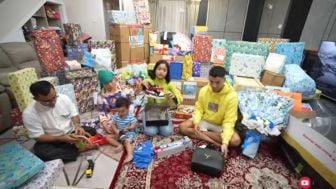 Keluarga Haji Faisal Unboxing Kado dari Ayah Vanessa Angel, Gala Sky: Terima Kasih Pak Doddy