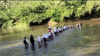 Viral! Puluhan Siswa Menantang Maut Menyeberangi Sungai Demi Berangkat Sekolah