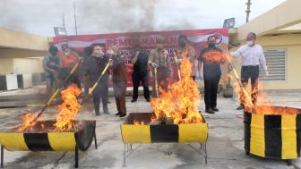 Musnahkan Barang Bukti, Polda Sumbar Bakar Ganja Seberat 37,2 Kilogram