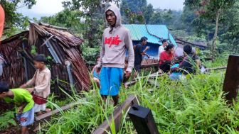 Usai Diguncang Gempa, Ratusan Warga Mentawai Mengungsi ke Perbukitan