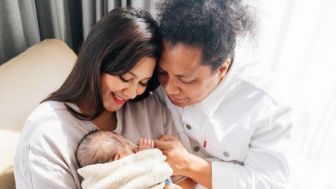 Posting Foto Bareng Arie Kriting dan Anak, Indah Permatasari Tulis Pesan Bijak