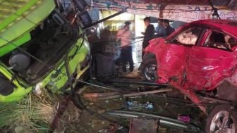 Diduga Rem Blong, Truk Tabrak 4 Kendaraan hingga Warung di Agam