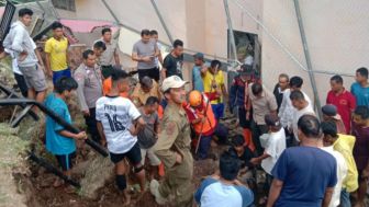 1 Orang Meninggal, 3 Lainnya Terluka Tertimpa Pagar Lapangan Sepakbola Roboh di Tanah Datar