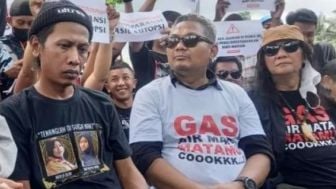 Autopsi Korban Tragedi Kanjuruhan, Devi Atok: Anak Saya Itu Diracun