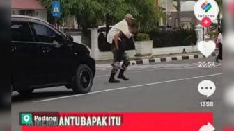 Viral Aksi Terpuji Prajurit TNI Gendong Lansia Seberangi Jalan di Padang