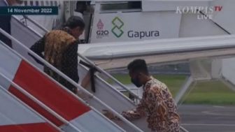 Ibu Negara Terpeleset Saat Menuruni Tangga Pesawat di Bali