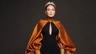 The Queen of The Moon! Megahnya Penampilan Luna Maya Saat Pemotretan