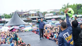 Guyuran Hujan tak Bisa Membendung Lautan Manusia Mendekatkan Diri Pada Sosok Anies di Taplau Padang