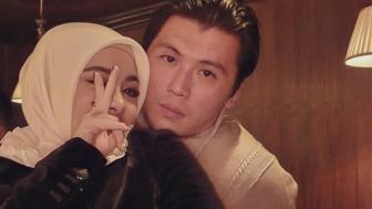 Hapus Isu Miring, Syahrini Diduga Unggah Foto Editan Saat Dipeluk Reino Barack