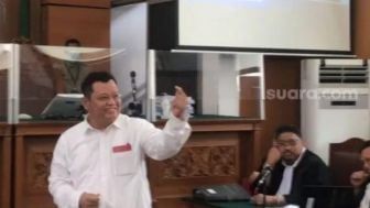 Jadi Sorotan, Begini Pose 'Finger Heart' Ala Kuat Maruf di Ruang Sidang