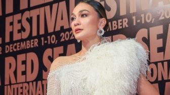 Bagikan Mirror Selfie di Lift Sendirian, Luna Maya Malah Tampak Bersama Sosok Hitam