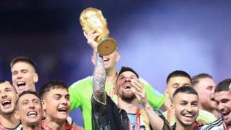 Lionel Messi Pakai Jubah Arab Saat Terima Trofi Piala Dunia 2022, Inikah Alasannya?