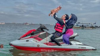 Teuku Ryan Dihujat Gegara Gendong Moana Sambil Bawa Jetski dengan Satu Tangan