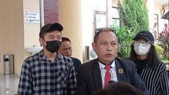 Jalani Pemeriksaan di Polda Banten Usai Laporkan Norma Risma, Rozy: Saya Sangat Disudutkan