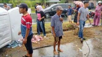 Mobil Pengawalan Bank Terbalik di Padang Pariaman, Uang dalam Brankas Berserakan