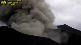 Gunung Marapi di Sumbar Erupsi Lagi, Tinggi Kolom Abu 800 Meter