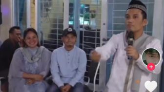 Duduk di Samping Istri, Ekspresi Wendi Cagur Jadi Sorotan saat Dengar Ceramah Ustaz Maulana