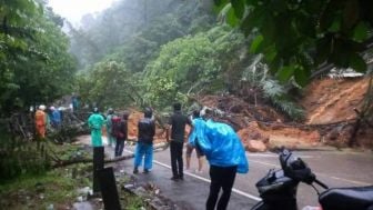 Sempat Ditutup karena Longsor, Ruas Jalan Padang-Solok Sudah Bisa Dilewati Kendaraan