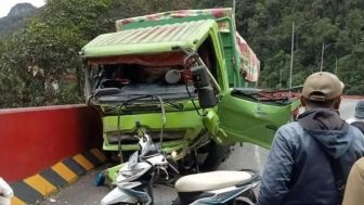 Truk Tabrak Pembatas Fly Over Kelok 9 di Sumbar, 1 Orang Meninggal