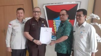 Wako Padang Serahkan Surat Rekomendasi Nama Calon Wawako ke DPRD