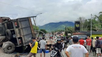 Kecelakaan Beruntun di Jalan Padang Panjang-Bukittinggi, Truk Tabrak 4 Kendaraan dan 3 Rumah