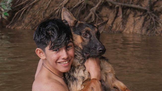 Berani 24 Jam Sendirian di Hutan Kalimantan, Berikut Profil Andrew Kalaweit