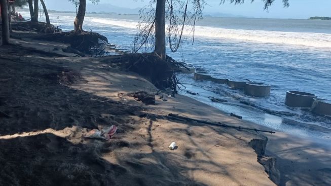 BMKG Prediksi Pesisir Pantai Padang Dilanda Gelombang Tinggi Hingga 2 Hari ke Depan