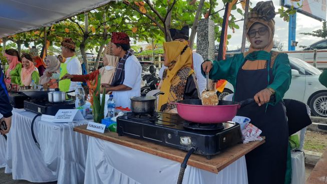 Pecahkan Rekor MURI, Wali Kota se-Indonesia Lomba Marandang dan Buat Teh Talua di Padang